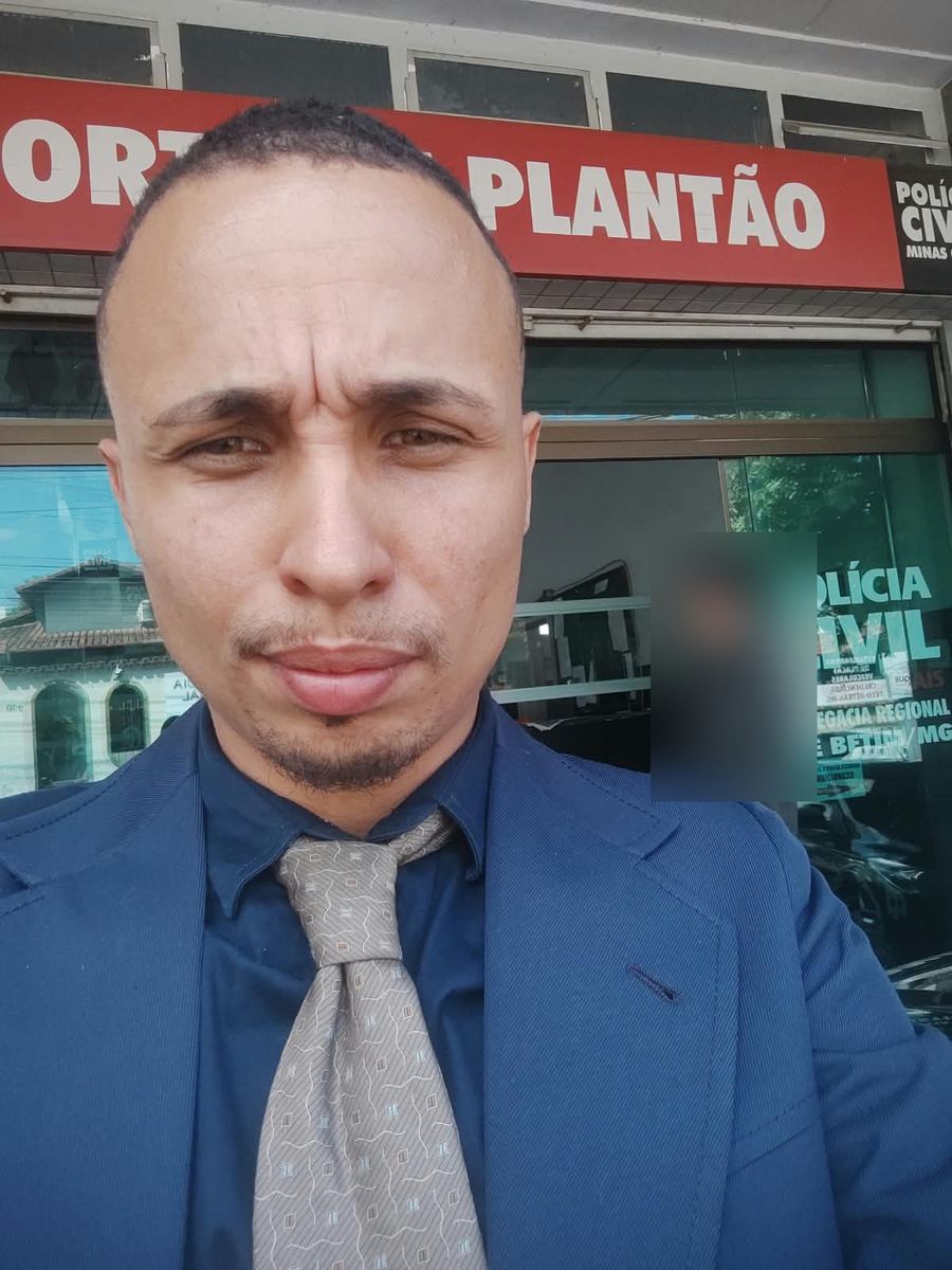 Dr. Lucas Semim em frente ao plantão da Delegacia Regional de Polícia Civil de Betim