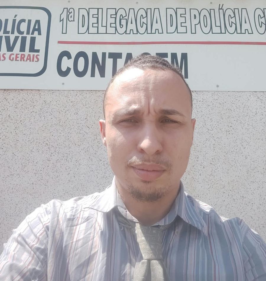 Dr. Lucas Semim em frente à 1ª Delegacia de Polícia Civil de Contagem