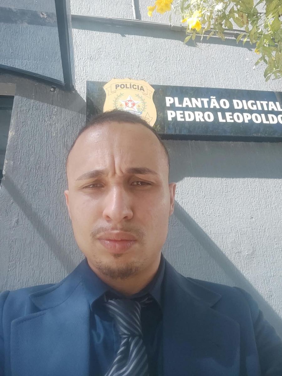 Dr. Lucas Semim em frente ao Plantão Digital de Pedro Leopoldo