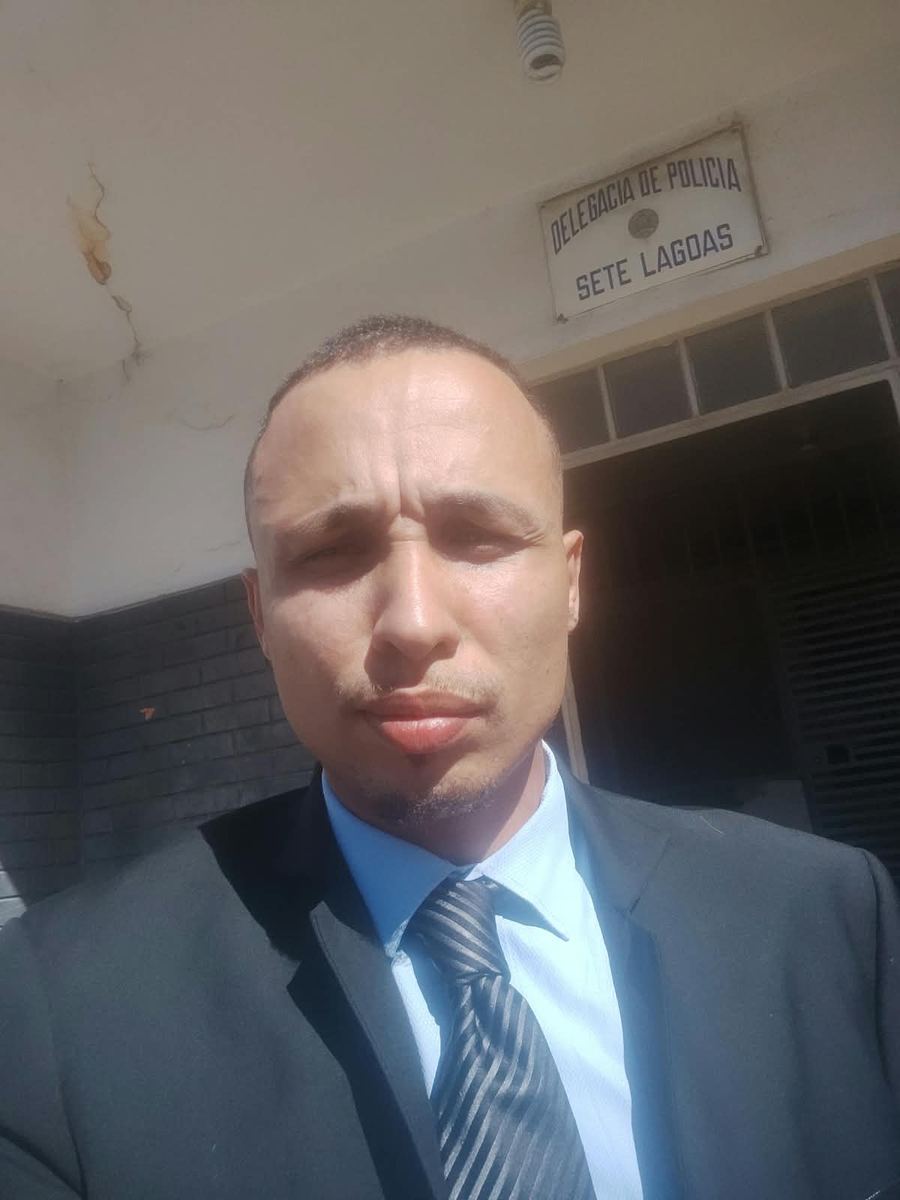 Dr. Lucas Semim em frente à Delegacia de Polícia de Sete Lagoas